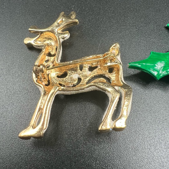 Two Christmas Brooches Reindeer Holly - Picture 10 of 12